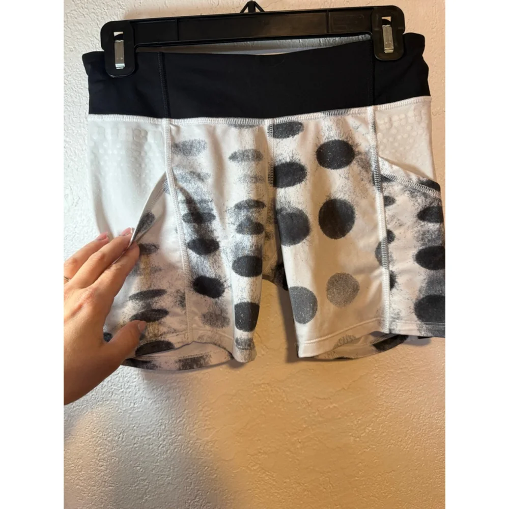 Preowned, Lululemon Run Dart and Dash Short Womens Seaside Dot Embossed, Size 6 - Picture 3 of 7